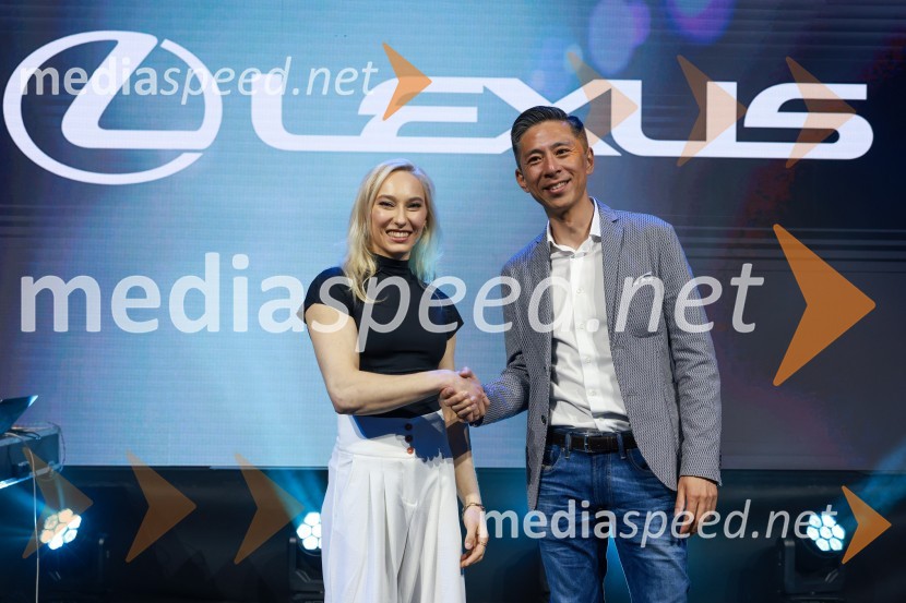  Janja Garnbret, športna plezalka;  Yosuke Arai, predsednik in glavni izvršni direktor, Toyota Adria d.o.o.Janja Garnbret vozi Lexus LBX
