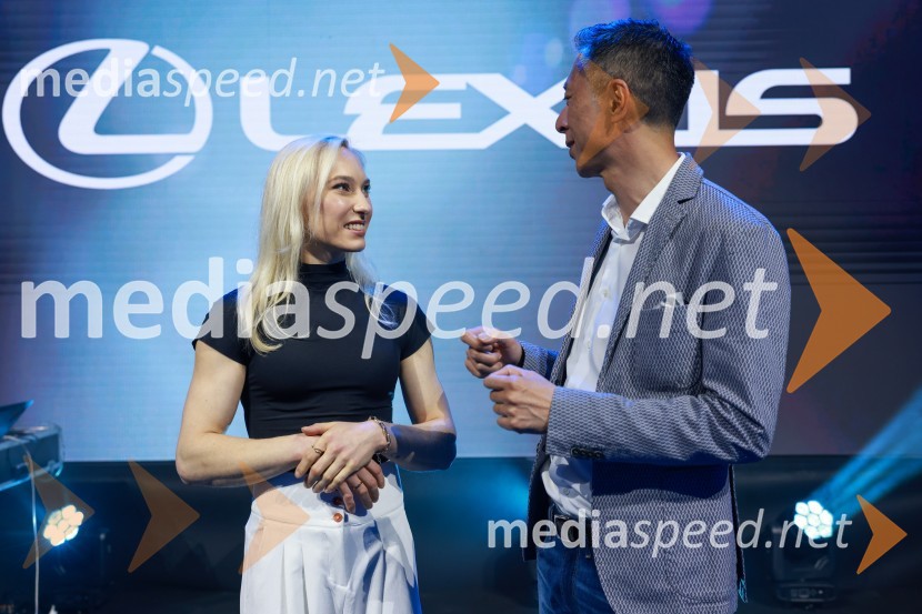  Janja Garnbret, športna plezalka;  Yosuke Arai, predsednik in glavni izvršni direktor, Toyota Adria d.o.o.Janja Garnbret vozi Lexus LBX