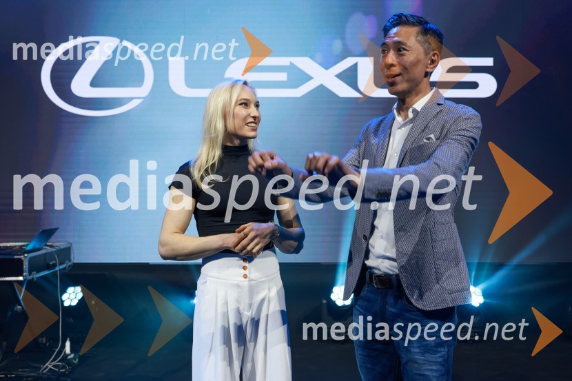  Janja Garnbret, športna plezalka;  Yosuke Arai, predsednik in glavni izvršni direktor, Toyota Adria d.o.o.Janja Garnbret vozi Lexus LBX