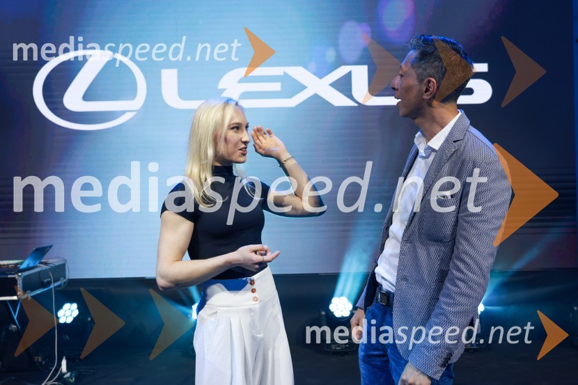  Janja Garnbret, športna plezalka;  Yosuke Arai, predsednik in glavni izvršni direktor, Toyota Adria d.o.o.Janja Garnbret vozi Lexus LBX