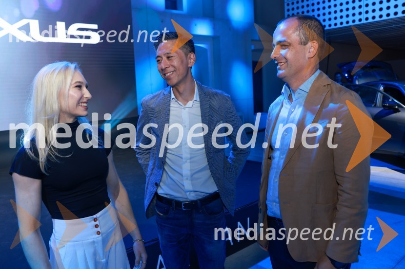  Janja Garnbret, športna plezalka;  Yosuke Arai, predsednik in glavni izvršni direktor, Toyota Adria d.o.o.;  Gregor  Mauko, direktor Toyota SlovenijaJanja Garnbret vozi Lexus LBX