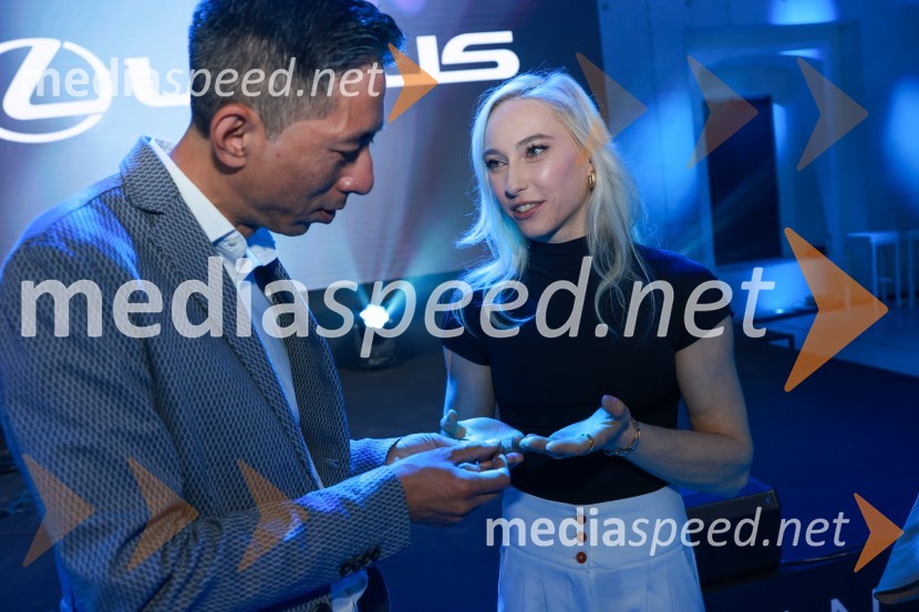  Yosuke Arai, predsednik in glavni izvršni direktor, Toyota Adria d.o.o.;  Janja Garnbret, športna plezalkaJanja Garnbret vozi Lexus LBX