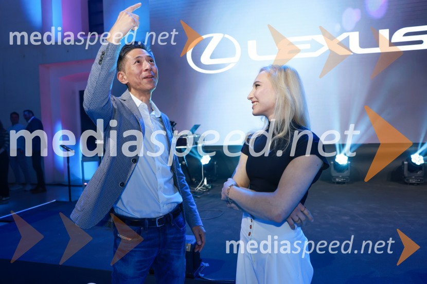  Yosuke Arai, predsednik in glavni izvršni direktor, Toyota Adria d.o.o.;  Janja Garnbret, športna plezalkaJanja Garnbret vozi Lexus LBX