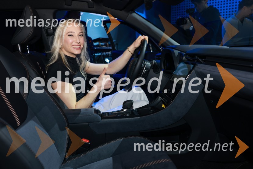  Janja Garnbret, športna plezalkaJanja Garnbret vozi Lexus LBX