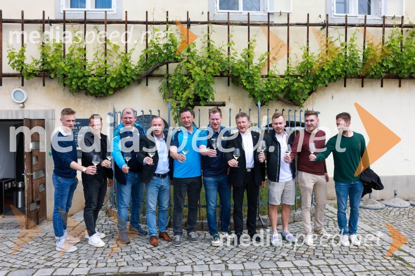  Erazem Kos;  Matej Zajc, nogometaš;  ... ;  Bogdan Šuput, direktor, Vita Šport - Jako Slovenija;  Robi Fišer, selektor Slovenske vinske reprezentance;  Nejc Ščurek, nogometaš Vinske reprezentance Slovenije;  Danilo Steyer,   vinar, Steyer Vina; vinski vitez, predsednik Vinske reprezentance Slovenije;  Martin Protner;  Adam  Valdhuber, Vino Valdhuber;  Jure Veber, nogometaš Vinske reprezentance SlovenijeNovinarska konferenca – VINO EURO 2024