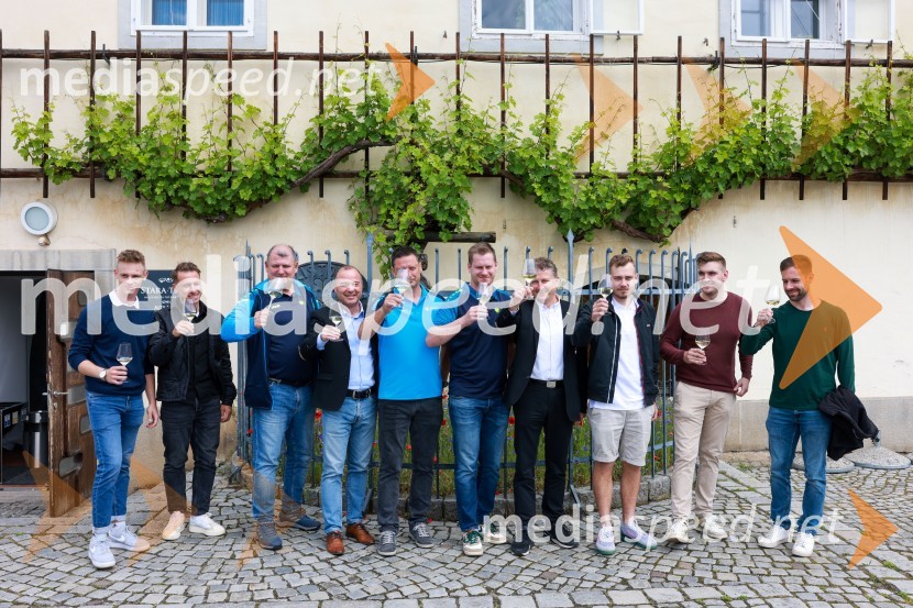  Erazem Kos;  Matej Zajc, nogometaš;  ... ;  Bogdan Šuput, direktor, Vita Šport - Jako Slovenija;  Robi Fišer, selektor Slovenske vinske reprezentance;  Nejc Ščurek, nogometaš Vinske reprezentance Slovenije;  Danilo Steyer,   vinar, Steyer Vina; vinski vitez, predsednik Vinske reprezentance Slovenije;  Martin Protner;  Adam  Valdhuber, Vino Valdhuber;  Jure Veber, nogometaš Vinske reprezentance SlovenijeNovinarska konferenca – VINO EURO 2024