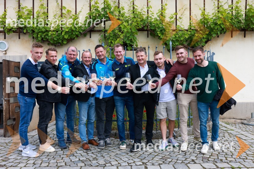  Erazem Kos;  Matej Zajc, nogometaš;  ... ;  Bogdan Šuput, direktor, Vita Šport - Jako Slovenija;  Robi Fišer, selektor Slovenske vinske reprezentance;  Nejc Ščurek, nogometaš Vinske reprezentance Slovenije;  Danilo Steyer,   vinar, Steyer Vina; vinski vitez, predsednik Vinske reprezentance Slovenije;  Martin Protner;  Adam  Valdhuber, Vino Valdhuber;  Jure Veber, nogometaš Vinske reprezentance SlovenijeNovinarska konferenca – VINO EURO 2024