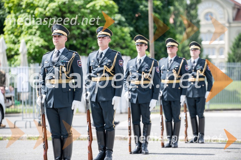  ... ;  Enzo Smrekar, predsednik uprave Droge Kolinske in glavni direktor strateškega poslovnega področja v Atlantic Grupi, predsednik SZS, podpredsednik Olimpijskega komiteja Slovenije;  Tina Cipot, vodja korporativnega komuniciranja, Lidl Slovenija, predsednica PRSSDan Slovenske vojske 2024