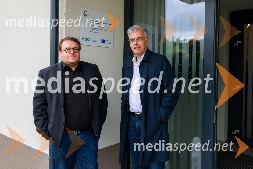  Simon Maljevac, Minister za solidarno prihodnost;  Črtomir Remec, direktor Stanovanjskega skladaObjekt Vrata Javornik na Ravnah na Koroškem prinaša 35 novih javnih najemnih stanovanj