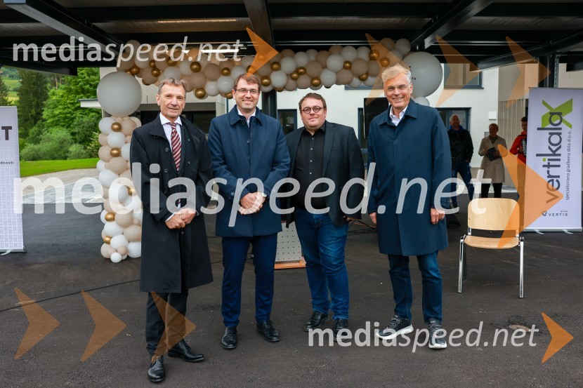  Andrej Gradišnik, glavni direktor Metal Ravne;  ... ;  Simon Maljevac, Minister za solidarno prihodnost;  Črtomir Remec, direktor Stanovanjskega skladaObjekt Vrata Javornik na Ravnah na Koroškem prinaša 35 novih javnih najemnih stanovanj