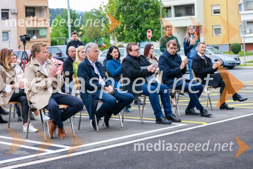  ... ;  Črtomir Remec, direktor Stanovanjskega sklada;  Simon Maljevac, Minister za solidarno prihodnost;  Tomaž Rožen, župan, občina Ravne na Koroškem;  Andrej Gradišnik, glavni direktor Metal RavneObjekt Vrata Javornik na Ravnah na Koroškem prinaša 35 novih javnih najemnih stanovanj