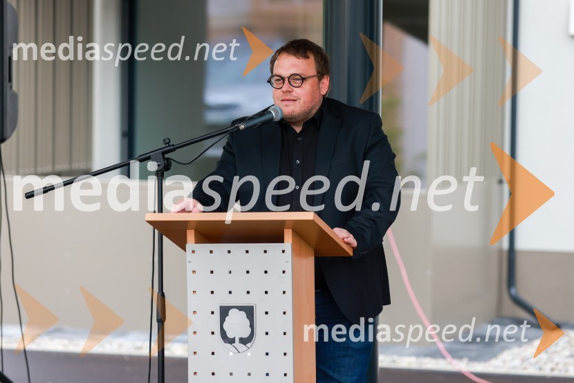  Simon Maljevac, Minister za solidarno prihodnostObjekt Vrata Javornik na Ravnah na Koroškem prinaša 35 novih javnih najemnih stanovanj