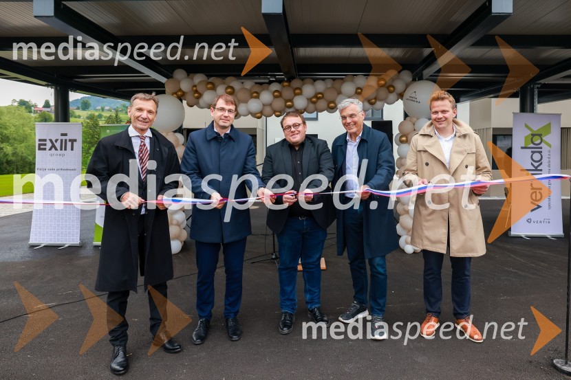  Andrej Gradišnik, glavni direktor Metal Ravne;  Tomaž Rožen, župan, občina Ravne na Koroškem;  Simon Maljevac, Minister za solidarno prihodnost;  Črtomir Remec, direktor Stanovanjskega sklada;  ... Objekt Vrata Javornik na Ravnah na Koroškem prinaša 35 novih javnih najemnih stanovanj