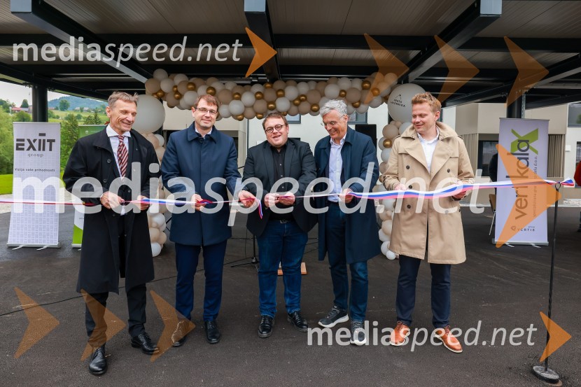  Andrej Gradišnik, glavni direktor Metal Ravne;  Tomaž Rožen, župan, občina Ravne na Koroškem;  Simon Maljevac, Minister za solidarno prihodnost;  Črtomir Remec, direktor Stanovanjskega sklada;  ... Objekt Vrata Javornik na Ravnah na Koroškem prinaša 35 novih javnih najemnih stanovanj