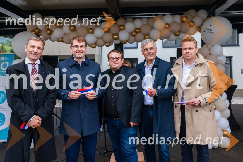  Andrej Gradišnik, glavni direktor Metal Ravne;  Tomaž Rožen, župan, občina Ravne na Koroškem;  Simon Maljevac, Minister za solidarno prihodnost;  Črtomir Remec, direktor Stanovanjskega sklada;  ... Objekt Vrata Javornik na Ravnah na Koroškem prinaša 35 novih javnih najemnih stanovanj