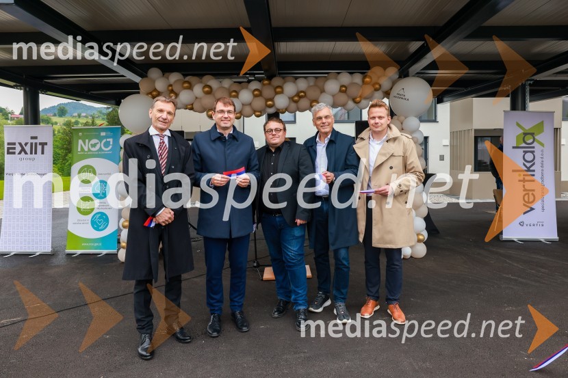  Andrej Gradišnik, glavni direktor Metal Ravne;  Tomaž Rožen, župan, občina Ravne na Koroškem;  Simon Maljevac, Minister za solidarno prihodnost;  Črtomir Remec, direktor Stanovanjskega sklada;  ... Objekt Vrata Javornik na Ravnah na Koroškem prinaša 35 novih javnih najemnih stanovanj