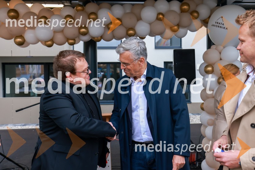  Simon Maljevac, Minister za solidarno prihodnost;  Črtomir Remec, direktor Stanovanjskega skladaObjekt Vrata Javornik na Ravnah na Koroškem prinaša 35 novih javnih najemnih stanovanj