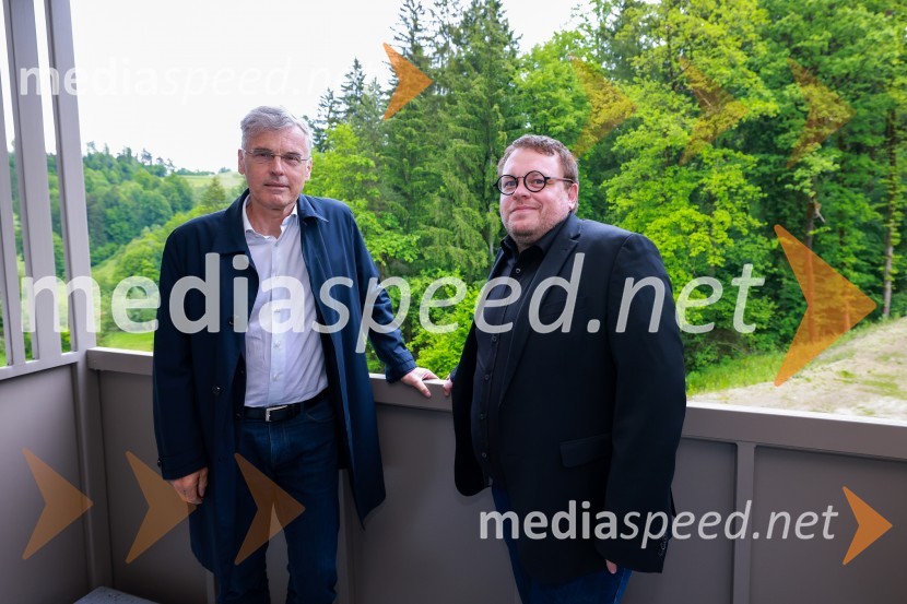  Črtomir Remec, direktor Stanovanjskega sklada;  Simon Maljevac, Minister za solidarno prihodnostObjekt Vrata Javornik na Ravnah na Koroškem prinaša 35 novih javnih najemnih stanovanj