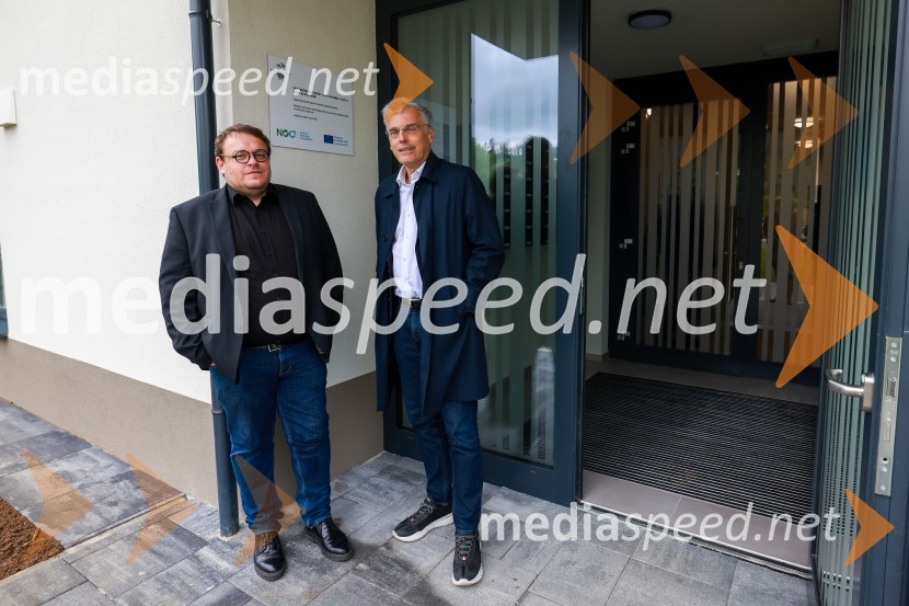  Simon Maljevac, Minister za solidarno prihodnost;  Črtomir Remec, direktor Stanovanjskega skladaObjekt Vrata Javornik na Ravnah na Koroškem prinaša 35 novih javnih najemnih stanovanj