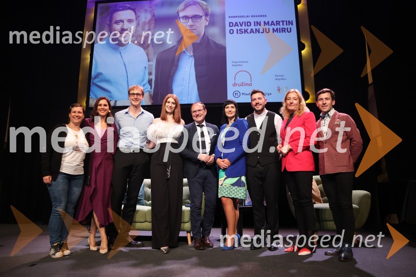  Urška Kolenc, predsednica, Društvo Junaki 3. nadstropja;  Nuša Lesar, novinarka in voditeljica;  David Zupančič, specializant infektologije, pisatelj in spletni vplivnež;  Eva Boto, pevka;  Tone Rode, direktor družbe Družina;  Karmen Pangos, poslovna direktorica, Perutnina Ptuj d.o.o.;  Martin Golob, duhovnik;  ... ;  ... David in Martin o iskanju miru