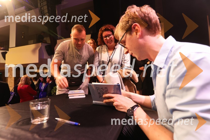  ... ;  ... ;  David Zupančič, specializant infektologije, pisatelj in spletni vplivnežDavid in Martin o iskanju miru