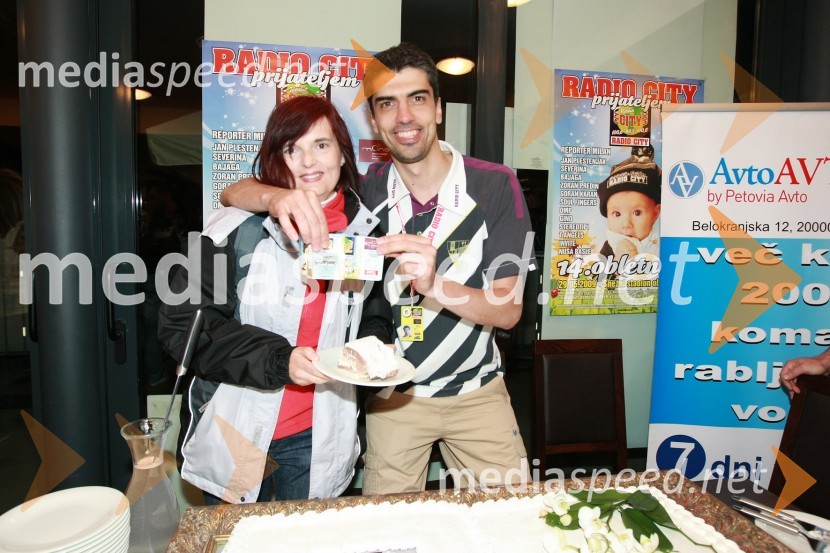 Mojca Prekoršek, dobitnica avta in Bor Greiner, urednik na Radiu CityRadio City, koncert 2009