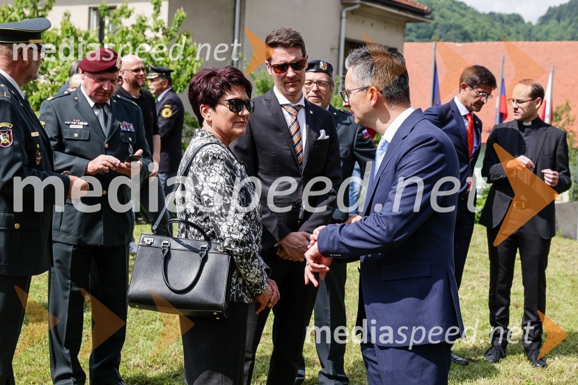  ... ;  Marjan  Šarec, minister za obramboV Parku slovenske himne poklon Slovenski vojski