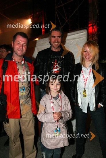 Andrej Okreša, novinar Radia City, Jan Plestenjak, pevec, Helena Konšak in njena hči PiaRadio City, koncert 2009