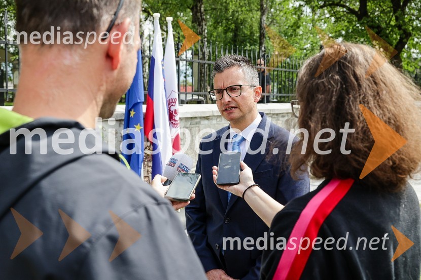  Marjan  Šarec, minister za obramboV Parku slovenske himne poklon Slovenski vojski