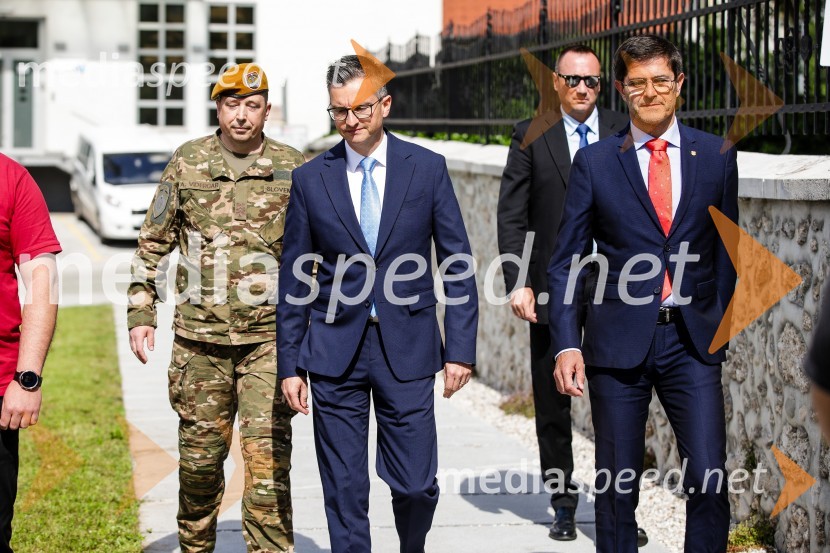  ... ;  Marjan  Šarec, minister za obrambo;  ... ;  Matjaž Rakovec, župan Mestne občine KranjV Parku slovenske himne poklon Slovenski vojski