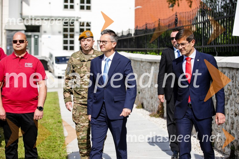  ... ;  ... ;  Marjan  Šarec, minister za obrambo;  Matjaž Rakovec, župan Mestne občine KranjV Parku slovenske himne poklon Slovenski vojski