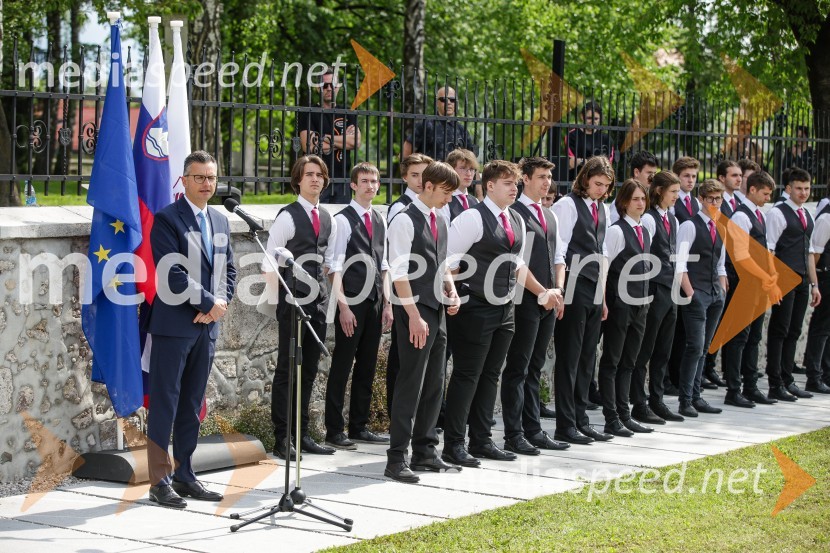  Marjan  Šarec, minister za obramboV Parku slovenske himne poklon Slovenski vojski