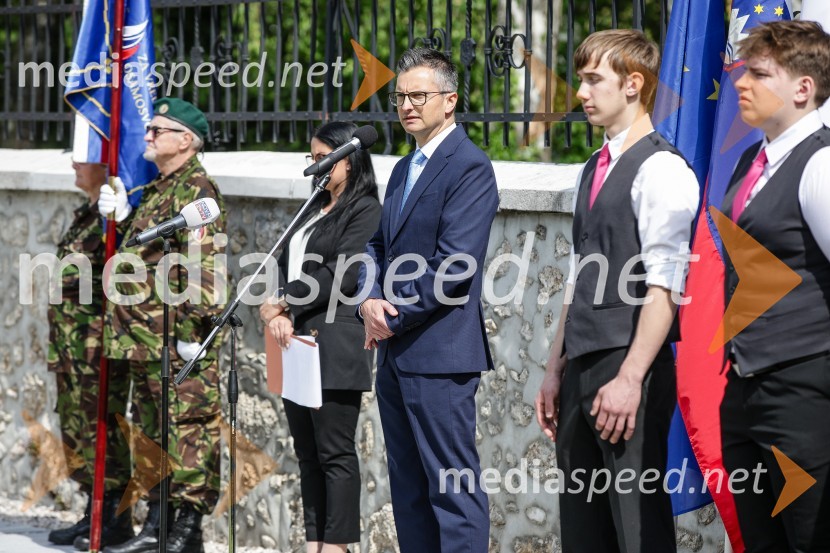  Marjan  Šarec, minister za obramboV Parku slovenske himne poklon Slovenski vojski