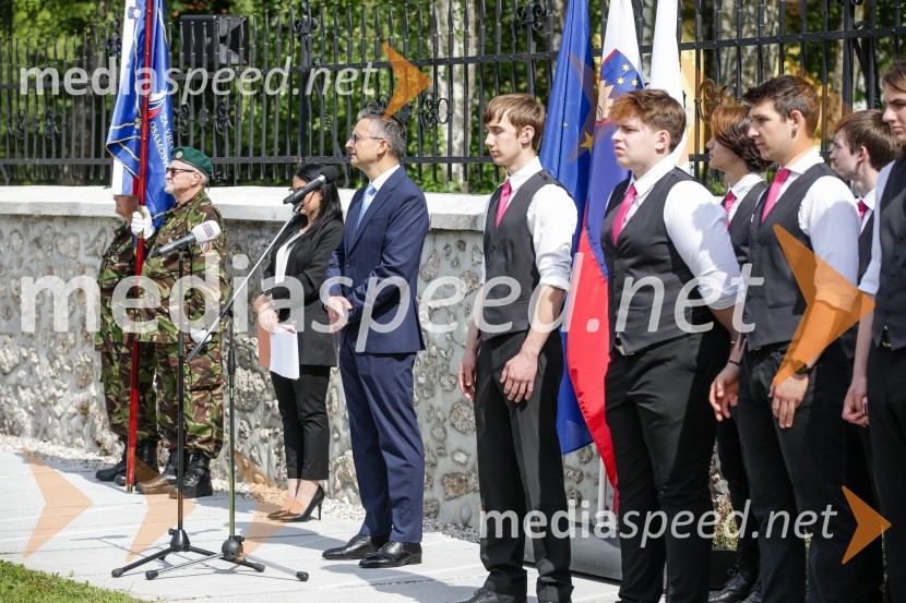  Marjan  Šarec, minister za obramboV Parku slovenske himne poklon Slovenski vojski