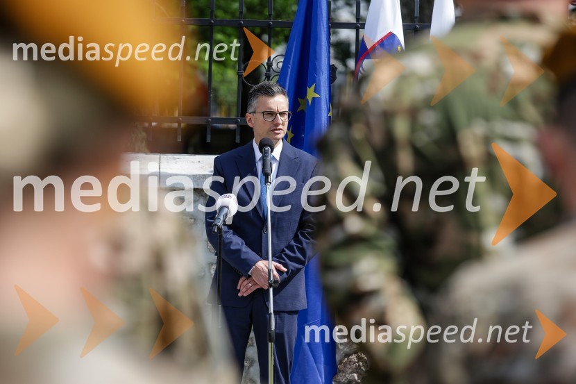  Marjan  Šarec, minister za obramboV Parku slovenske himne poklon Slovenski vojski