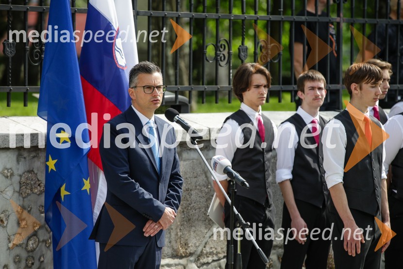  Marjan  Šarec, minister za obramboV Parku slovenske himne poklon Slovenski vojski