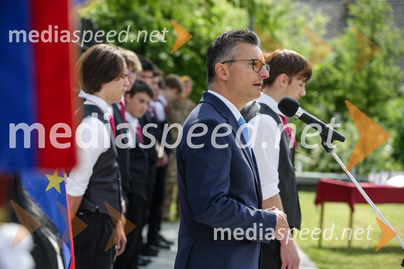  Marjan  Šarec, minister za obramboV Parku slovenske himne poklon Slovenski vojski