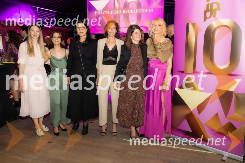  Nina Manfreda, mlajša svetovalka za komuniciranje, IPPR;  Maruša Fakin, svetovalka za komuniciranje, IPPR;  Vera Kovačevič, svetovalka za komuniciranje, LEK ;  Petra Kregar, starejša svetovalka za komuniciranje, IPPR;  Katja Dolenec;  Irena Pavčič, direktorica, IPPRČista desetka – 10. obletnica agencije IPPR