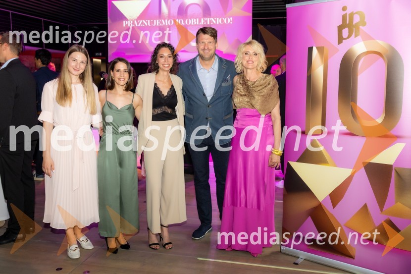  Nina Manfreda, mlajša svetovalka za komuniciranje, IPPR;  Maruša Fakin, svetovalka za komuniciranje, IPPR;  Petra Kregar, starejša svetovalka za komuniciranje, IPPR;  Robert Schmitzer, direktor digitalnega razvoja, Delo;  Irena Pavčič, direktorica, IPPRČista desetka – 10. obletnica agencije IPPR