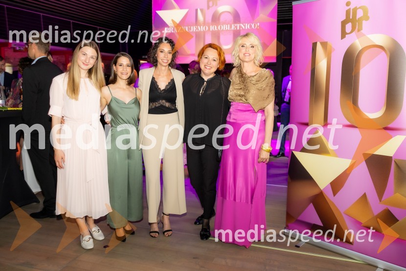  Nina Manfreda, mlajša svetovalka za komuniciranje, IPPR;  Maruša Fakin, svetovalka za komuniciranje, IPPR;  Petra Kregar, starejša svetovalka za komuniciranje, IPPR;  Maruša Komac, vodja marketinga, Nomago;  Irena Pavčič, direktorica, IPPRČista desetka – 10. obletnica agencije IPPR