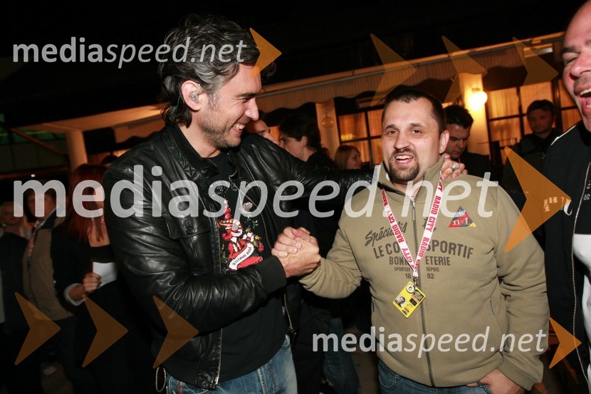 Jan Plestenjak, pevec ter Dejan Vedlin, moderator Radia City in član ekipe Reporter MilanRadio City, koncert 2009
