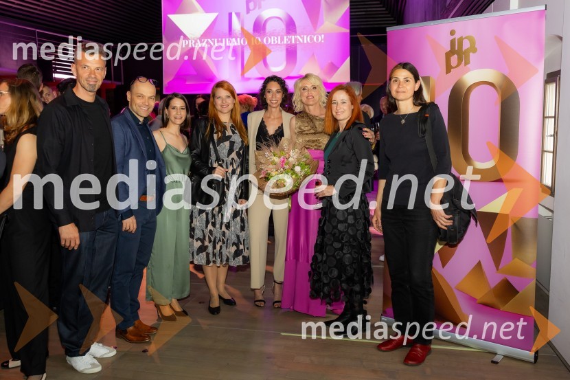  Vasja  Grabner, umetniški direktor, AV studio ;  Boris Mesarič, direktor, AV studio;  Maruša Fakin, svetovalka za komuniciranje, IPPR;  Maša Marovt, vodja projektov, AV Studio;  Petra Kregar, starejša svetovalka za komuniciranje, IPPR;  Irena Pavčič, direktorica, IPPR;  Dunja Bibianko, vodja projektov, AV studio;  Irena Lengar, IASČista desetka – 10. obletnica agencije IPPR