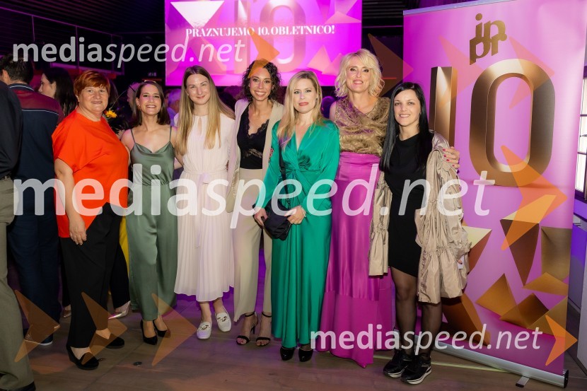  Zora Peruško, projektna vodja, Dnevnik;  Maruša Fakin, svetovalka za komuniciranje, IPPR;  Nina Manfreda, mlajša svetovalka za komuniciranje, IPPR;  Petra Kregar, starejša svetovalka za komuniciranje, IPPR;  Ines Markovčič, vodja marketinga, Mladina in urednica, Super Znamka;  Irena Pavčič, direktorica, IPPR;  Andreja Lončar, N1Čista desetka – 10. obletnica agencije IPPR