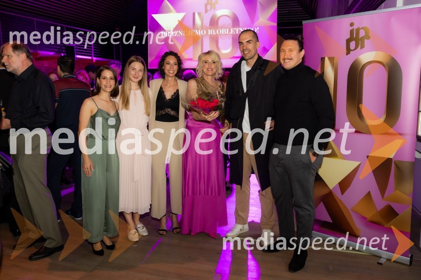  Maruša Fakin, svetovalka za komuniciranje, IPPR;  Nina Manfreda, mlajša svetovalka za komuniciranje, IPPR;  Petra Kregar, starejša svetovalka za komuniciranje, IPPR;  Irena Pavčič, direktorica, IPPR;  Žiga Vajdič;  Nejc PalirČista desetka – 10. obletnica agencije IPPR