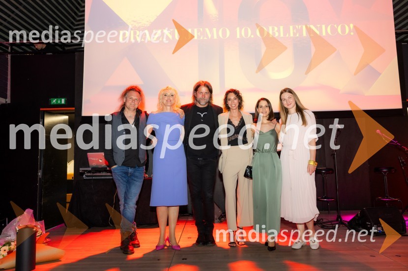  Peter Dekleva, glasbenik, Hamo & Tribute 2 Love;  Irena Pavčič, direktorica, IPPR;  Matevž Šalehar-Hamo, glasbenik, Hamo & Tribute 2 Love;  Petra Kregar, starejša svetovalka za komuniciranje, IPPR;  Maruša Fakin, svetovalka za komuniciranje, IPPR;  Nina Manfreda, mlajša svetovalka za komuniciranje, IPPRČista desetka – 10. obletnica agencije IPPR