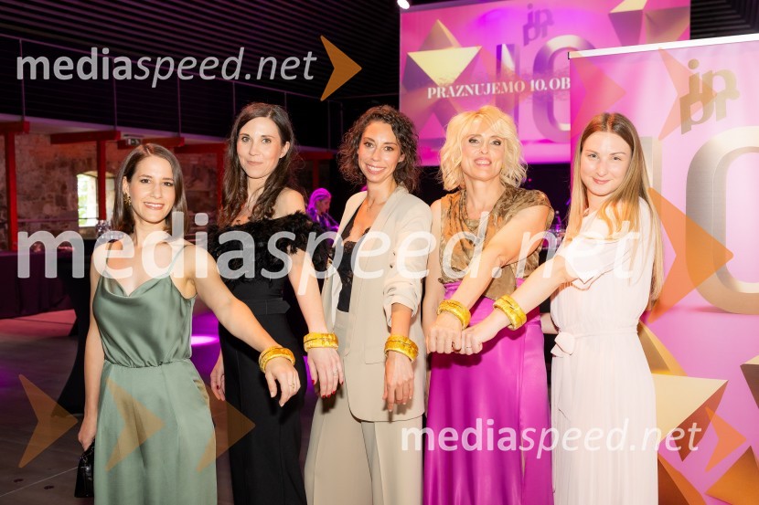  Maruša Fakin, svetovalka za komuniciranje, IPPR;  Mateja Rosa;  Petra Kregar, starejša svetovalka za komuniciranje, IPPR;  Irena Pavčič, direktorica, IPPR;  Nina Manfreda, mlajša svetovalka za komuniciranje, IPPRČista desetka – 10. obletnica agencije IPPR
