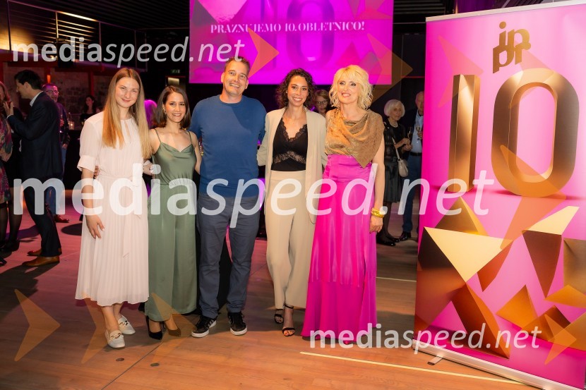  Nina Manfreda, mlajša svetovalka za komuniciranje, IPPR;  Maruša Fakin, svetovalka za komuniciranje, IPPR;  Miran Varga, Tehnokrat;  Petra Kregar, starejša svetovalka za komuniciranje, IPPR;  Irena Pavčič, direktorica, IPPRČista desetka – 10. obletnica agencije IPPR