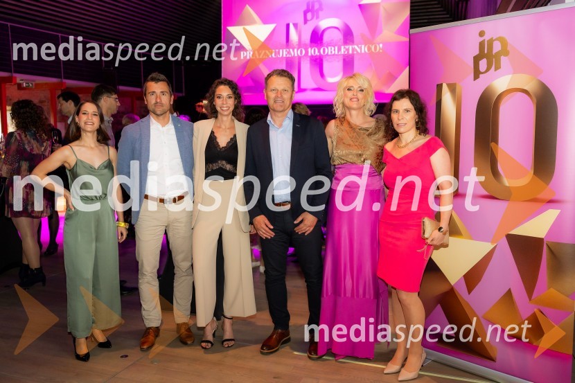  Maruša Fakin, svetovalka za komuniciranje, IPPR;  Matej Resnik, direktor, FARME IHAN - KPM d.o.o.;  Petra Kregar, starejša svetovalka za komuniciranje, IPPR;  Matjaž Omladič,  direktor družbe KOTO;  Irena Pavčič, direktorica, IPPR;  Mojca Trampuš,  vodja marketinga in komuniciranja v družbi KOTOČista desetka – 10. obletnica agencije IPPR