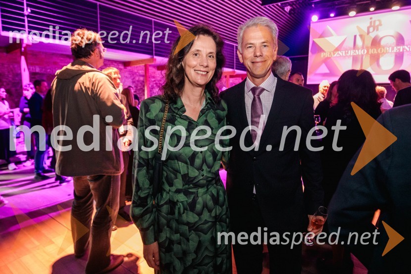  Mira Koporčić Veljić,  direktorica, ZDU GIZ; prof. dr. Marko Topič, dekan, Fakulteta za elektrotehnikoČista desetka – 10. obletnica agencije IPPR