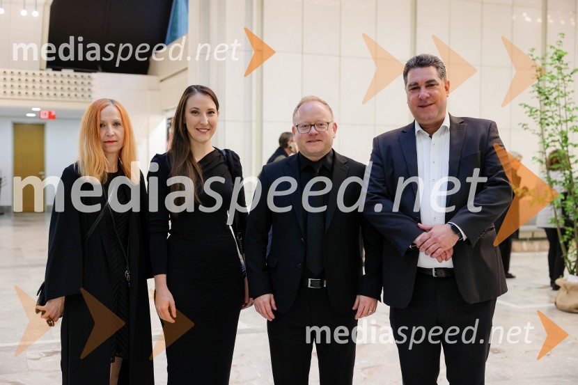  Zvezdana Lazar, Cankarjev dom;  Sara Mitrović, višja pravna svetovalka, Mercator; mag. Aleš Drenik, vodja programa resne glasbe, opere in balet, Cankarjev dom;  Daniel-Frédéric LebonBeethovnov orkester iz Bonna na odru Gallusove dvorane Cankarjevega doma